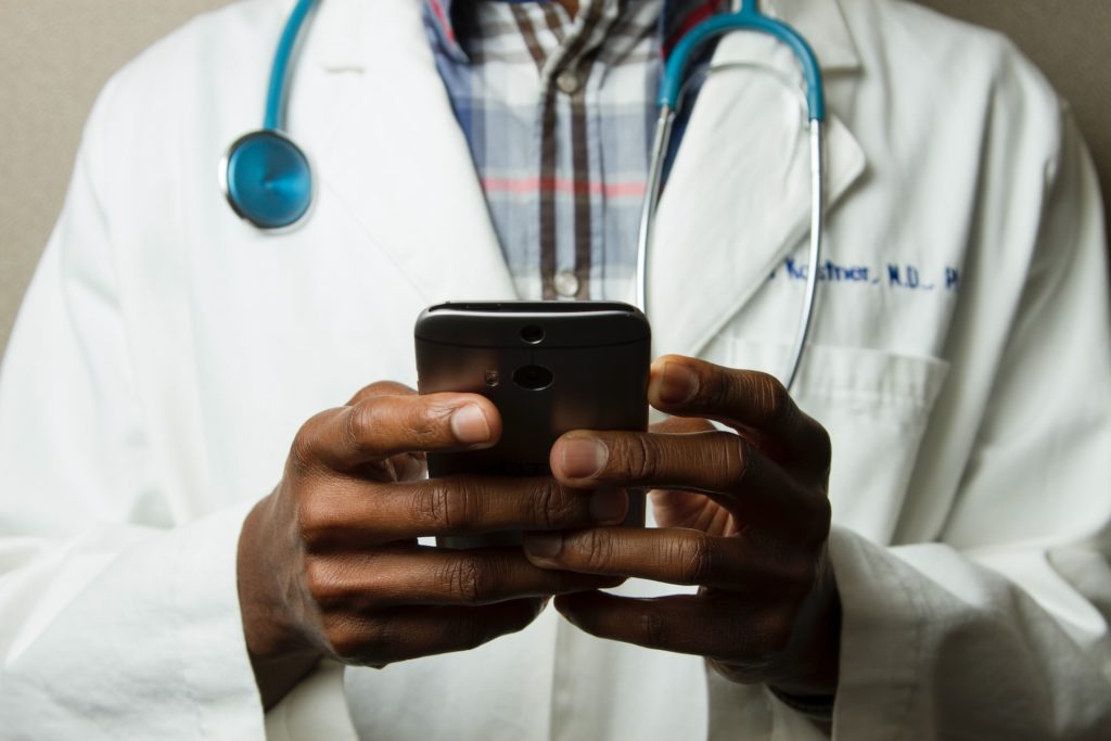 médecin avec un smartphone