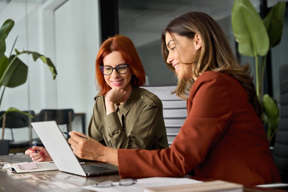 deux femmes comparant des mutuelles santé en 2025