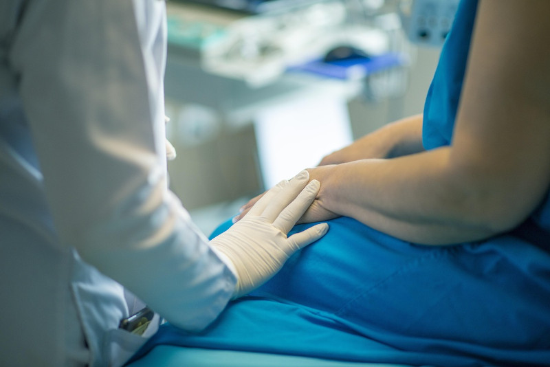 patiente et médecin lors d'une consultation remboursée par la mutuelle