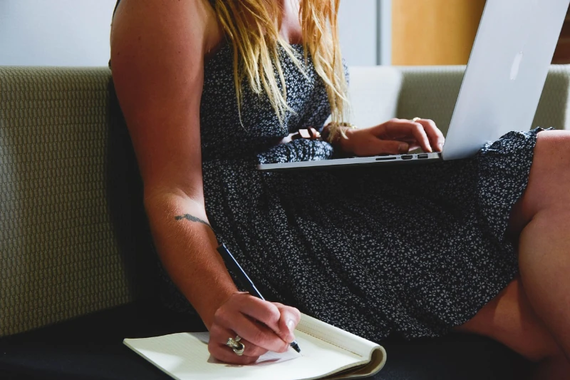 femme comparant des mutuelles sur son ordinateur portable